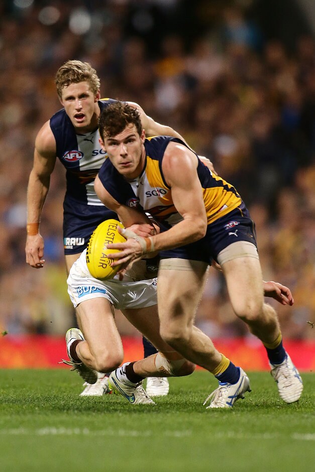 AFL 2015 Second Qualifying Final - West Coast v Hawthorn PERTH, AUSTRALIA - SEPTEMBER 11: Luke Shuey of the Eagles looks to pass the ball during the 2015 AFL Second Qualifying Final match between the West Coast Eagles and the Hawthorn Hawks at Domain Stadium, Perth, Australia on September 11, 2015. (Photo by Will Russell/AFL Media)